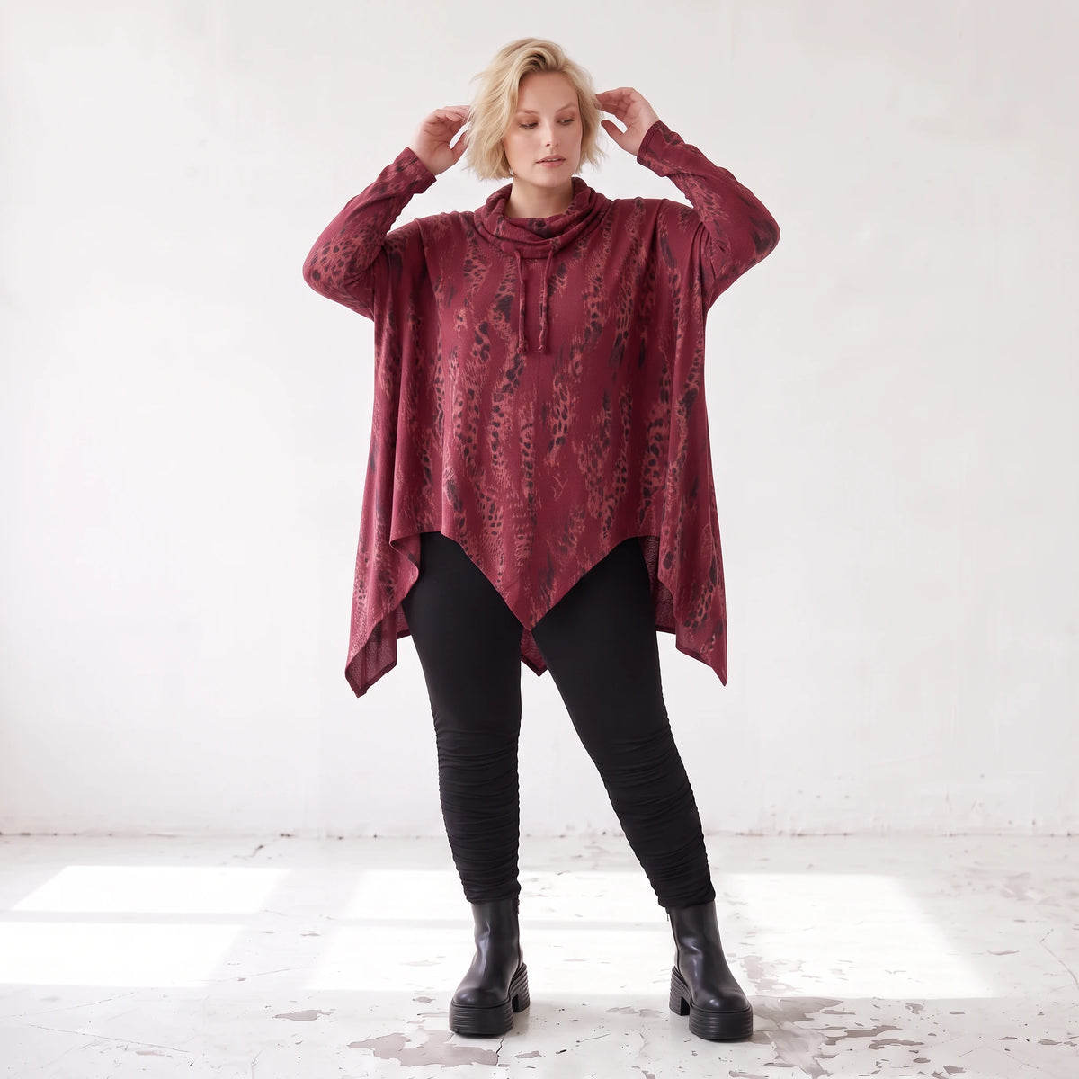 Rollkragenshirt in A-Linie aus Baumwolljersey in Bordeaux/Schwarz mit Tunnelzug Zipfelsaum