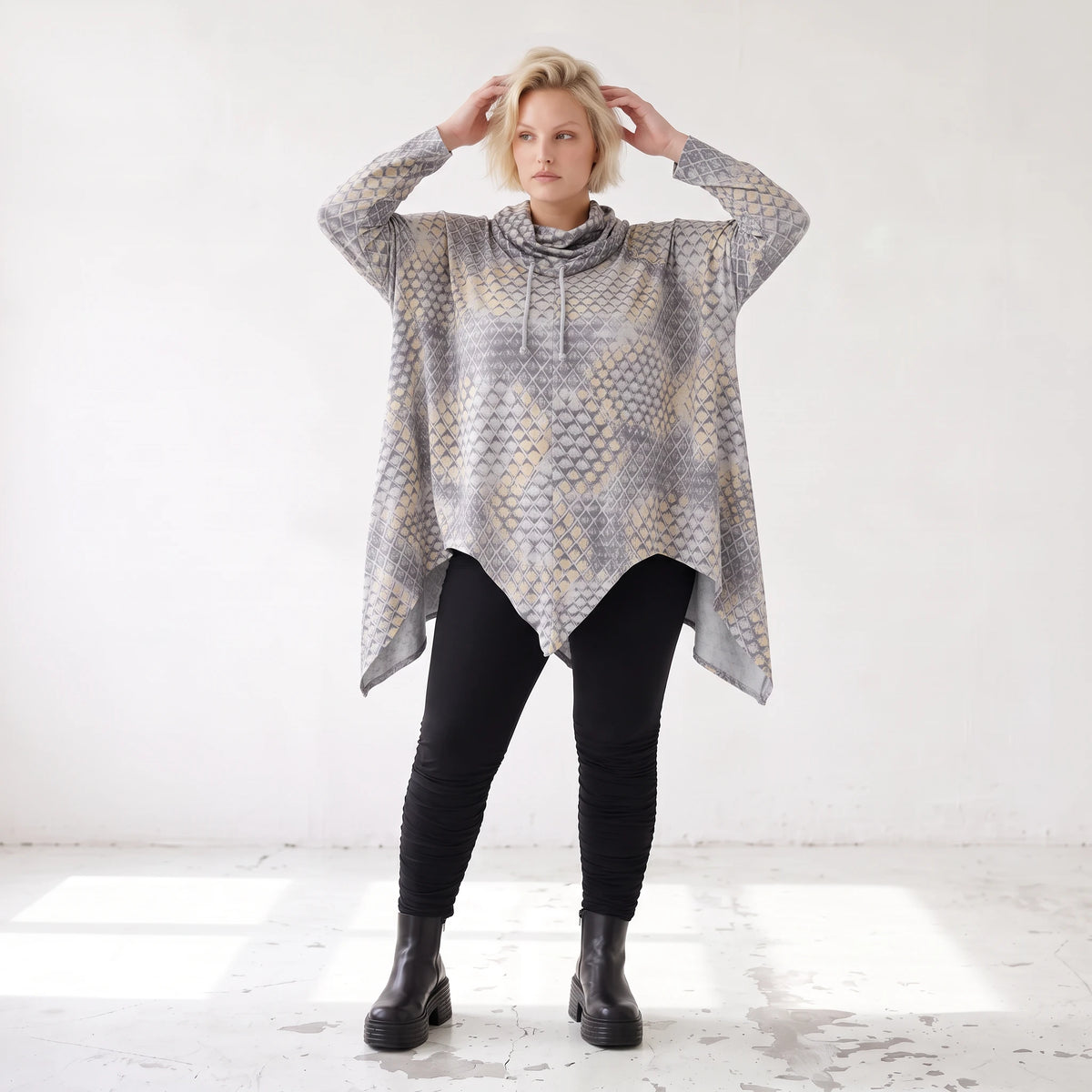 Baumwollshirt in Grau/Beige in A-Linie mit weichem Rollkragen Tunnelzug und Zipfelsaum