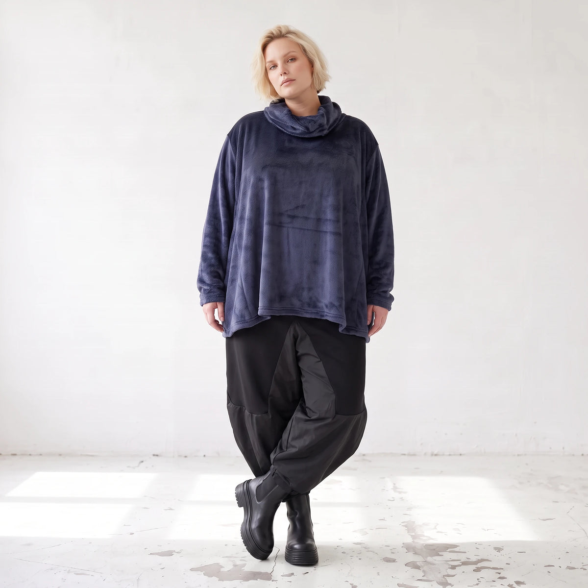 Flauschiges Plüschshirt in Marine mit Rollkragen und schmeichelnder A-Linie für Winter