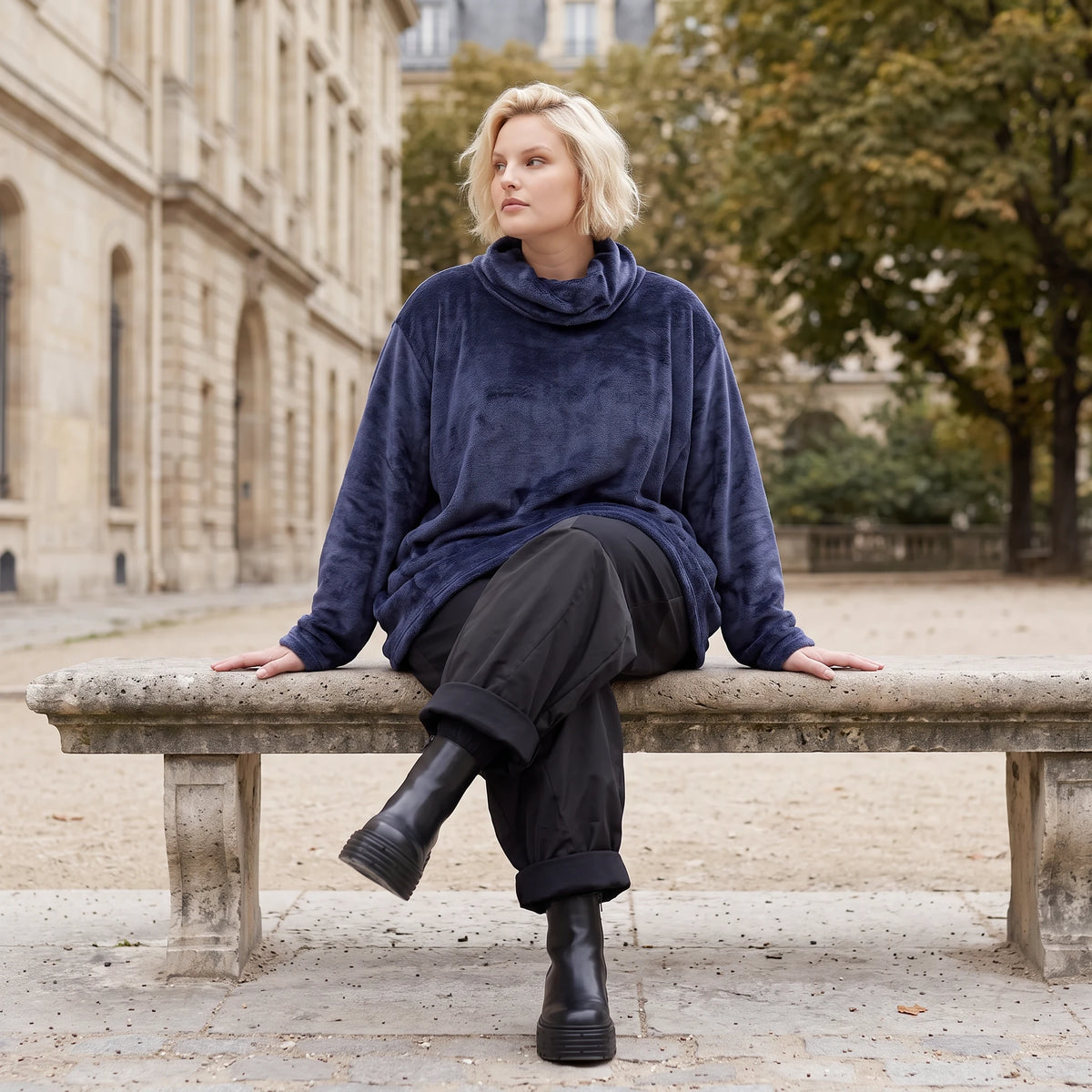 Flauschiges Plüschshirt in Marine mit Rollkragen und schmeichelnder A-Linie für Winter