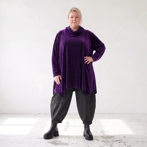 Violettes Velourshirt mit Rollkragen in A-Linie mit Seitentaschen weich und kuschelig