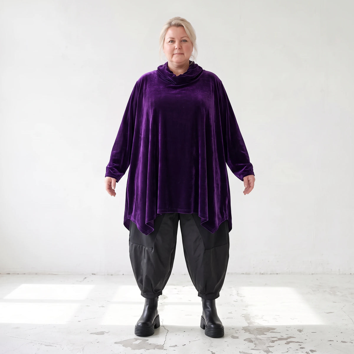 Violettes Velourshirt mit Rollkragen in A-Linie mit Seitentaschen weich und kuschelig