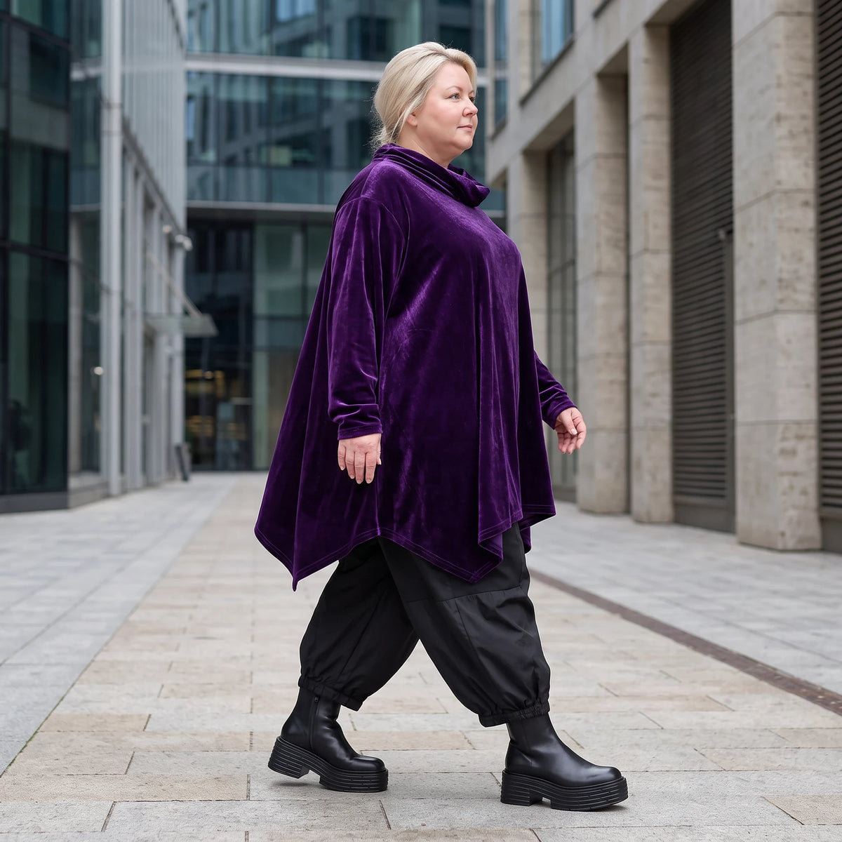 Violettes Velourshirt mit Rollkragen in A-Linie mit Seitentaschen weich und kuschelig