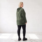 Grüner Ripphoodie aus Stretchmaterial mit Kapuze Kängurutasche und geradem Schnitt