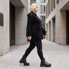 Schwarzer Hoodie aus Rippstoff mit Kapuze Kängurutasche und geradem Schnitt mit Stretch