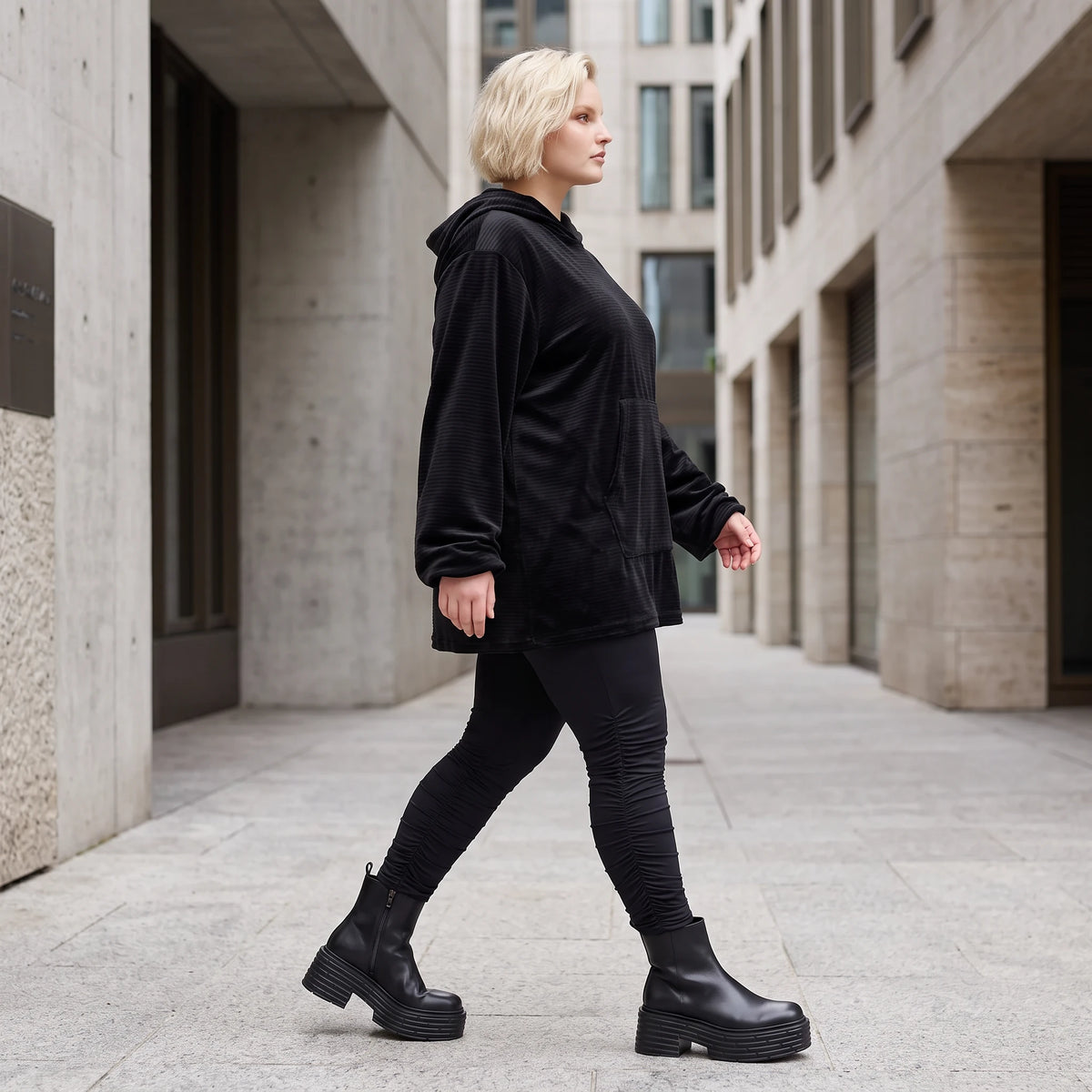 Schwarzer Hoodie aus Rippstoff mit Kapuze Kängurutasche und geradem Schnitt mit Stretch