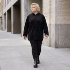 Schwarzer Hoodie aus Rippstoff mit Kapuze Kängurutasche und geradem Schnitt mit Stretch