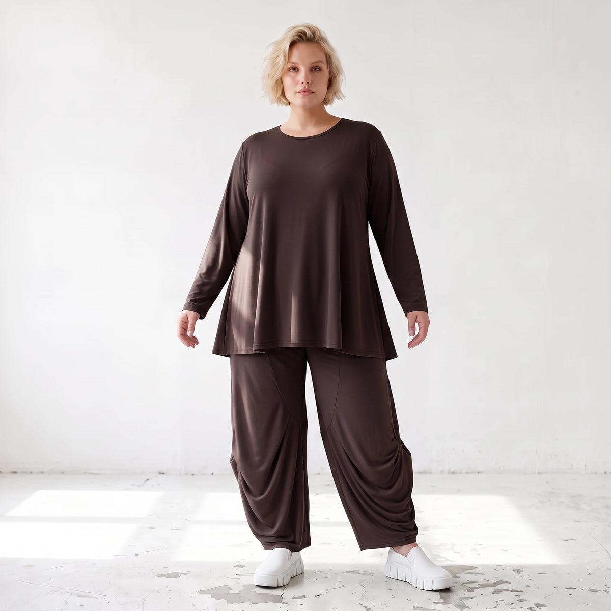 Dunkelbraunes Langarmshirt aus Slinkystoff mit Stretch in glockiger Form mit Rundhals
