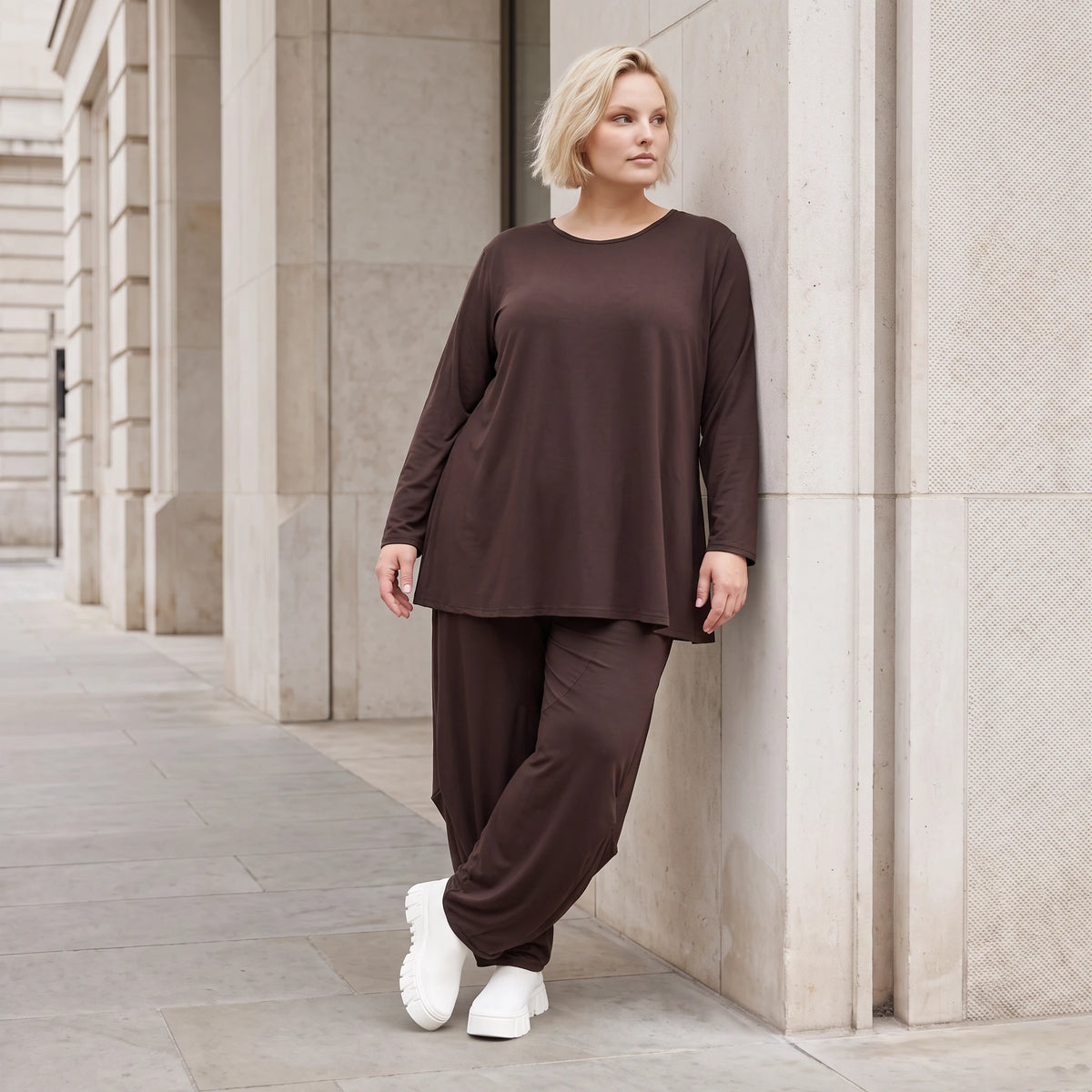 Dunkelbraunes Langarmshirt aus Slinkystoff mit Stretch in glockiger Form mit Rundhals