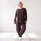 Dunkelbraunes Langarmshirt aus Slinkystoff mit Stretch in glockiger Form mit Rundhals