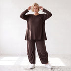 Dunkelbraunes Langarmshirt aus Slinkystoff mit Stretch in glockiger Form mit Rundhals