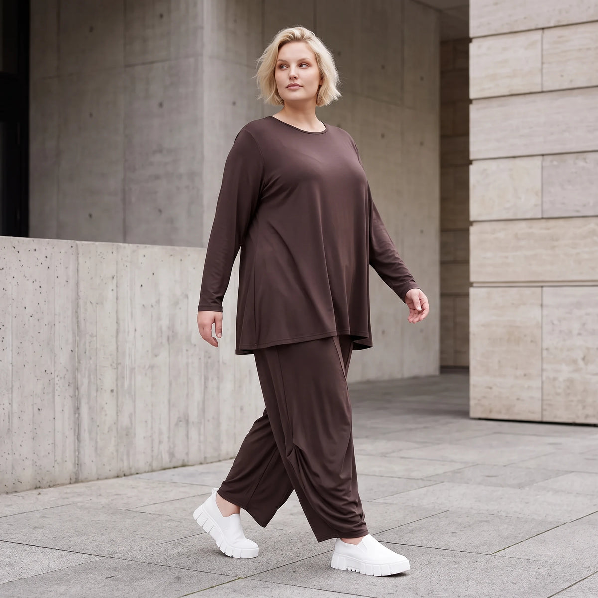 Dunkelbraunes Langarmshirt aus Slinkystoff mit Stretch in glockiger Form mit Rundhals
