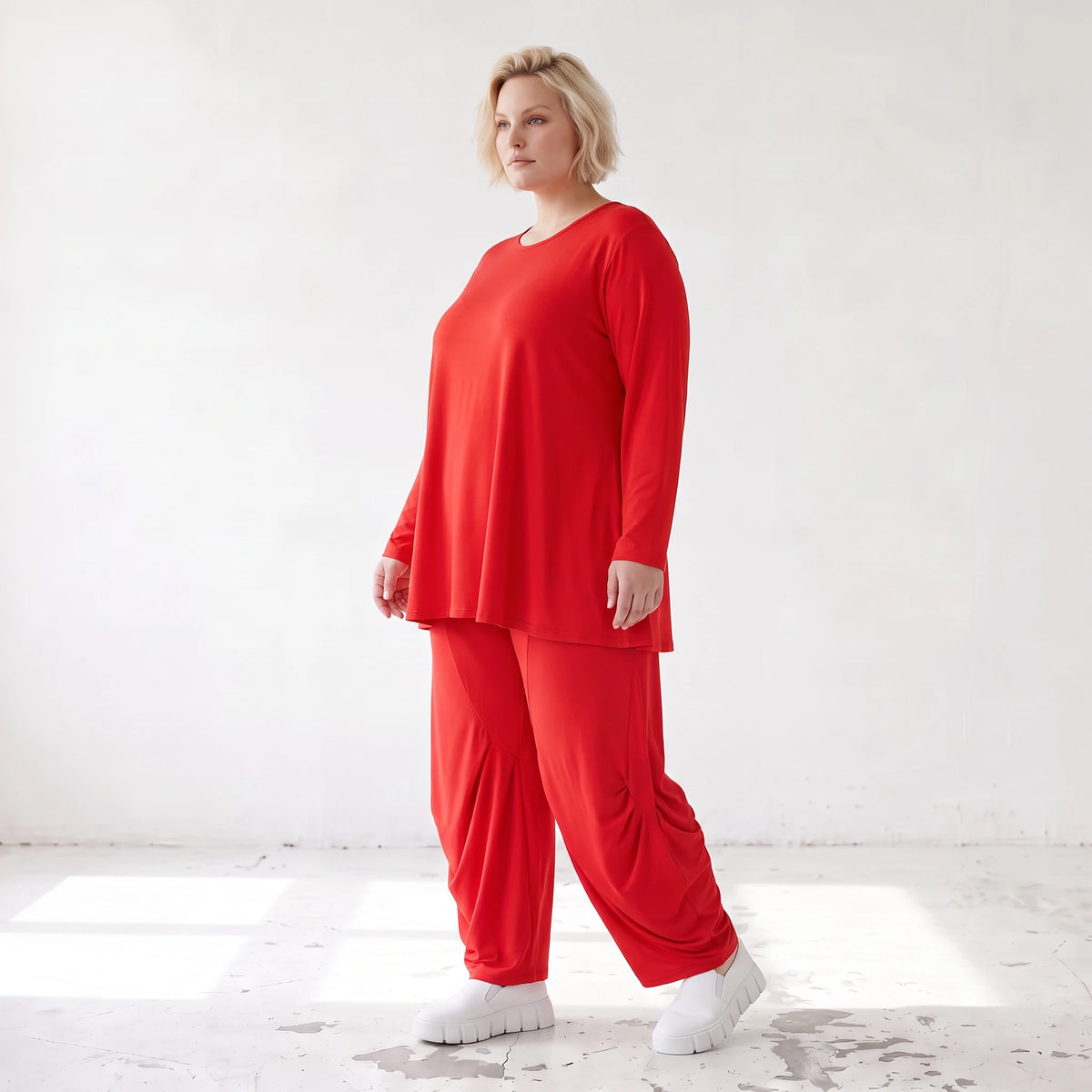 Rotes Langarmshirt aus Slinkystoff mit Stretch in glockiger Form und Rundhalsausschnitt