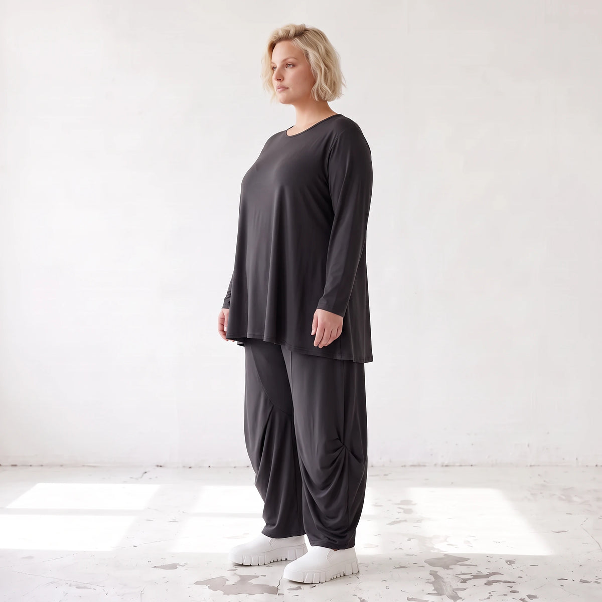 Schwarzes Langarmshirt aus Slinky in Glockenform mit Rundhalsausschnitt elastisch Basic