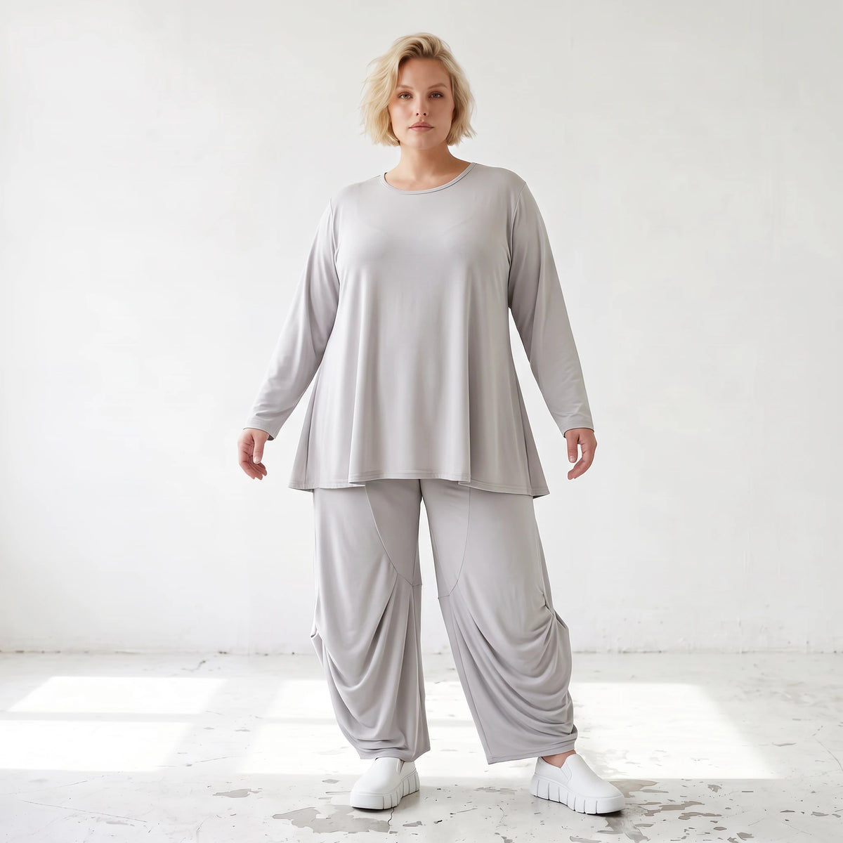 Silbergraues Slinkyshirt in Glockenform mit Rundhalsausschnitt und Stretchkomfort