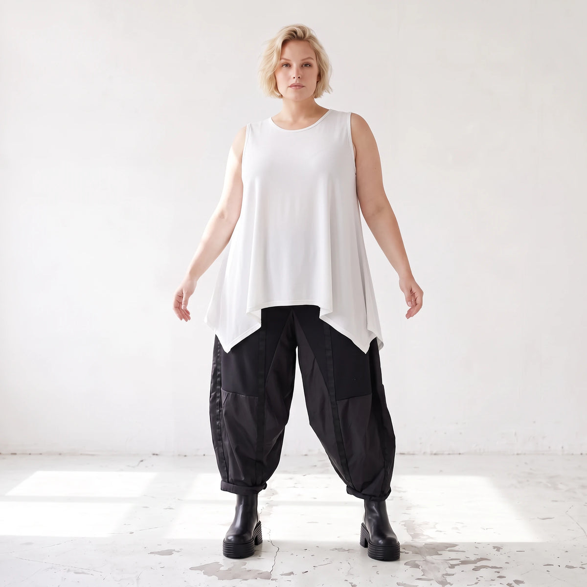 Ärmelloses Basic Top aus Slinkystoff mit Stretch in A-Linie mit Rundhals und Schlitzen