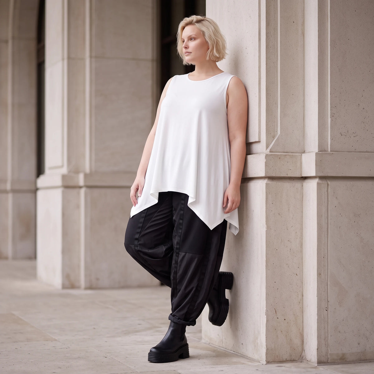 Ärmelloses Basic Top aus Slinkystoff mit Stretch in A-Linie mit Rundhals und Schlitzen