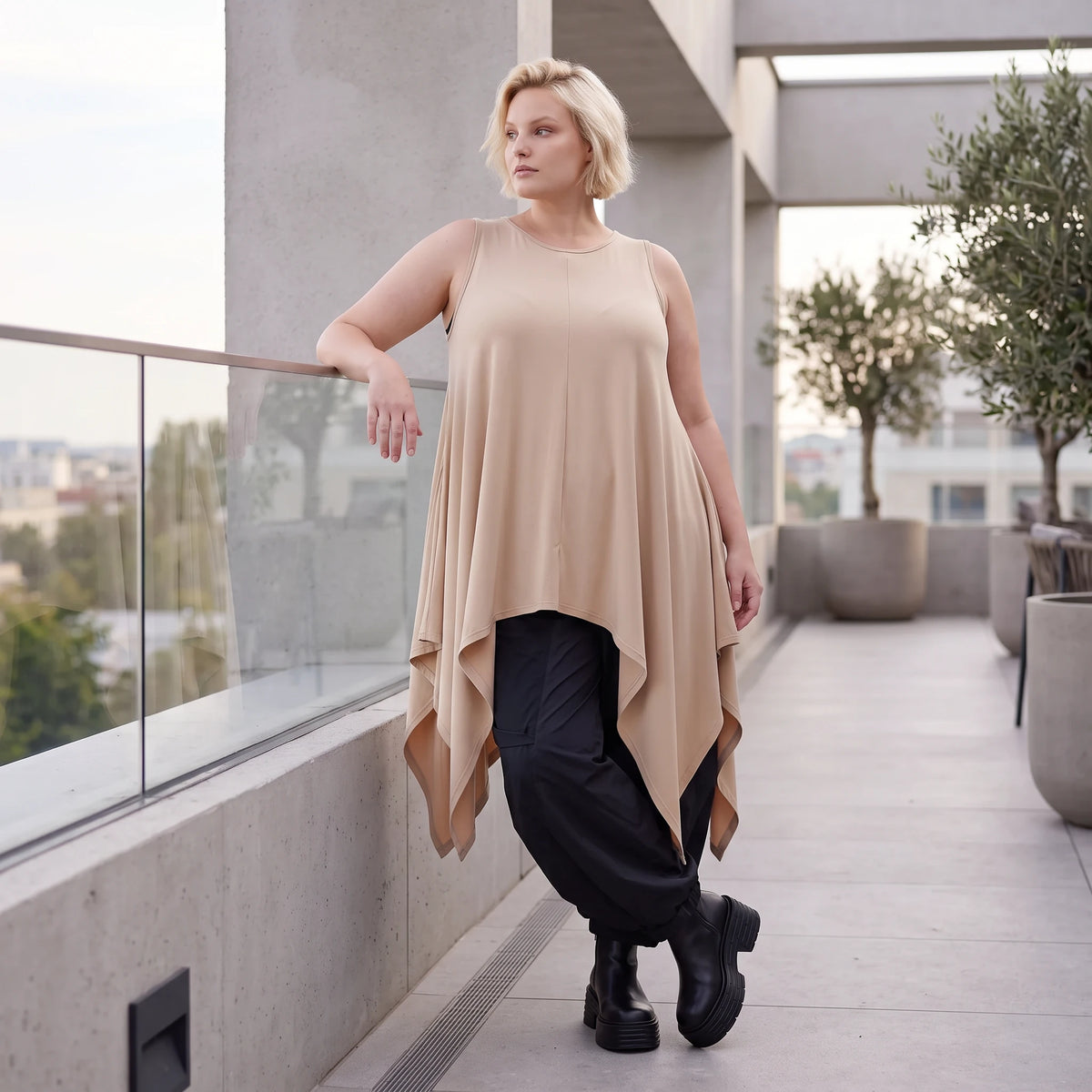 Ärmellose Sand Slinkytunika mit Stretch und Rundhalsausschnitt im eleganten Zipfelschnitt