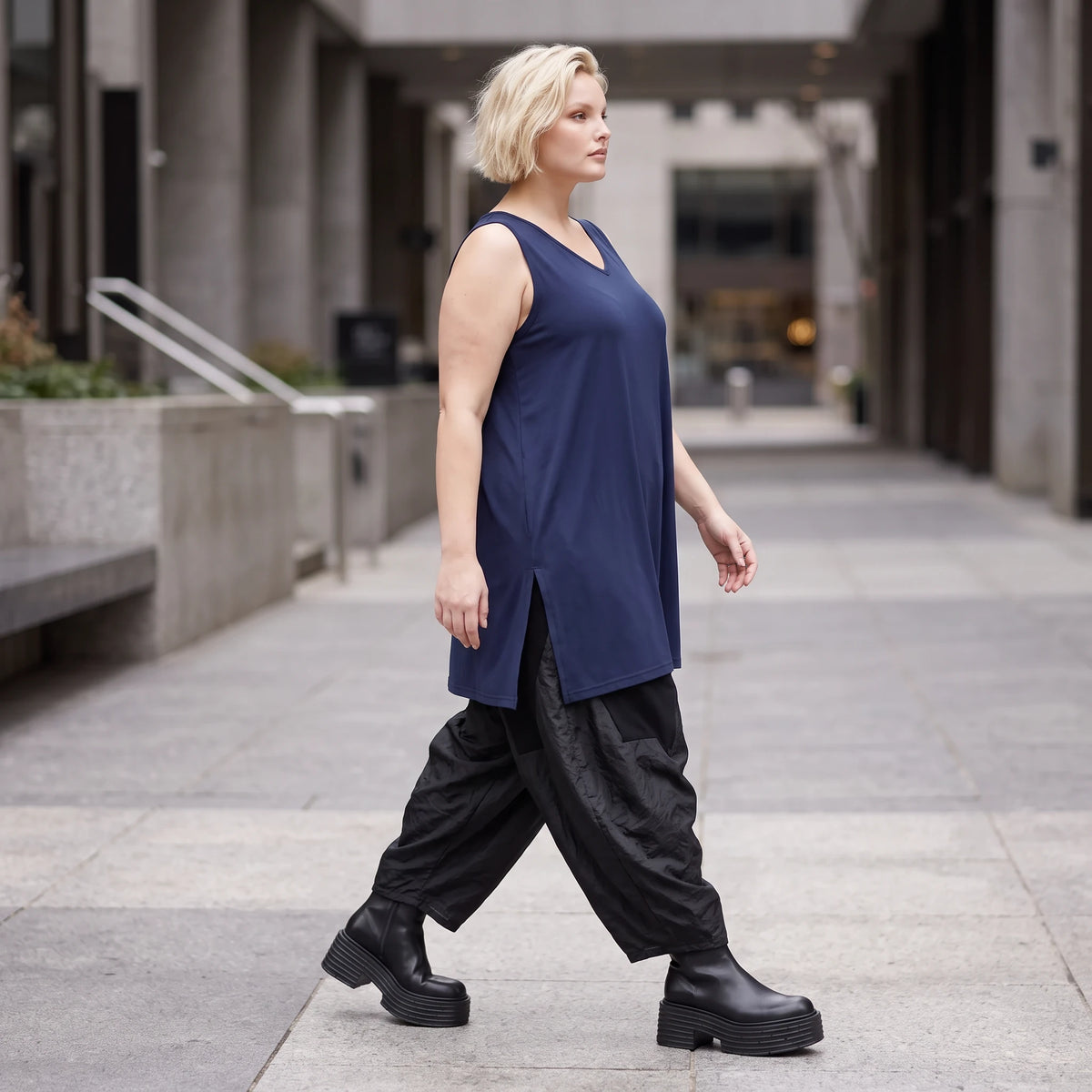 Elegantes Slinky Stretch Top in Marine mit V-Ausschnitt und seitlichen Schlitzen am Saum