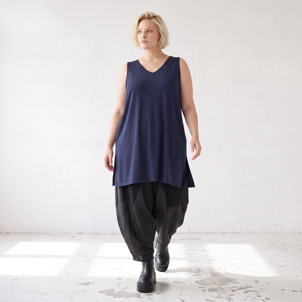 Elegantes Slinky Stretch Top in Marine mit V-Ausschnitt und seitlichen Schlitzen am Saum