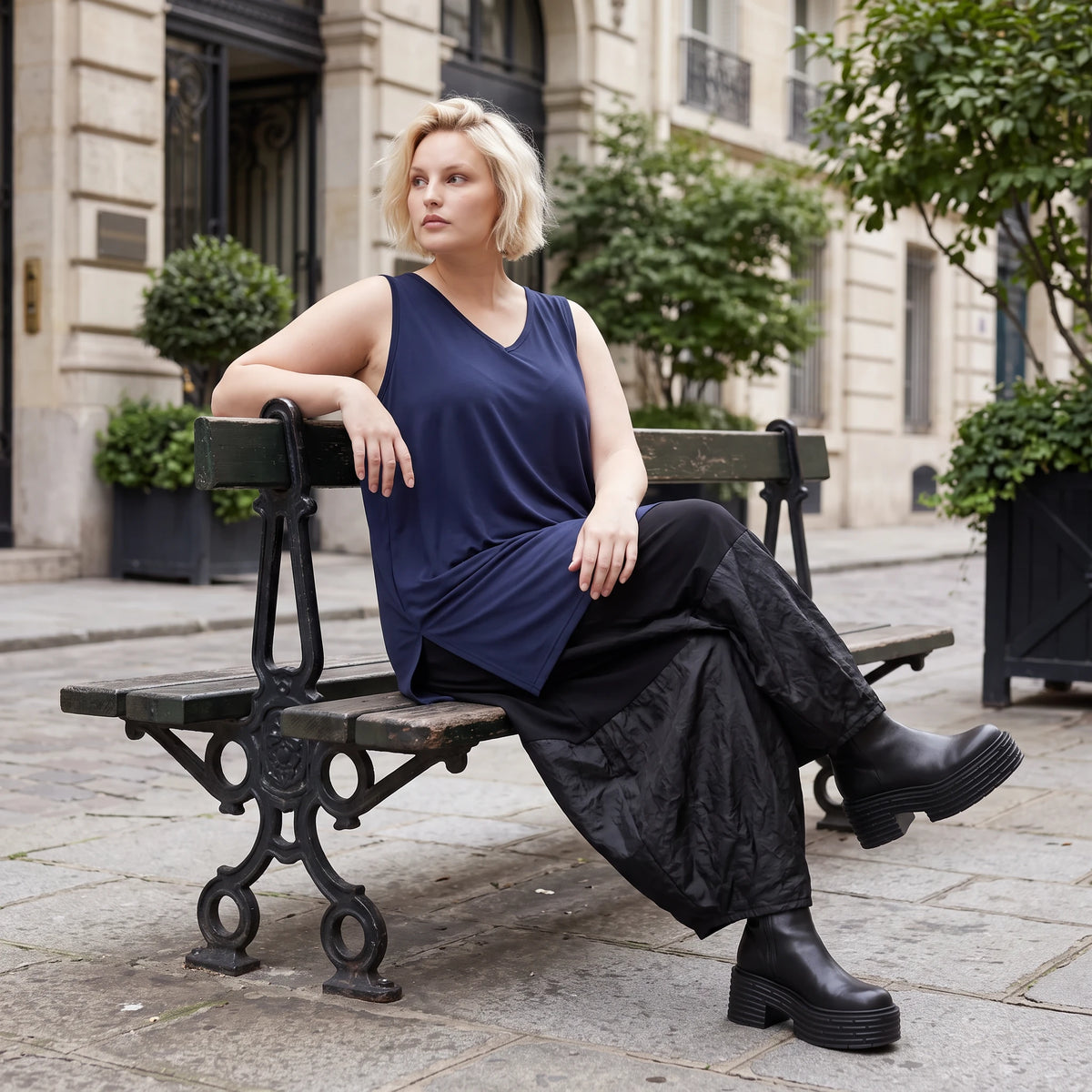 Elegantes Slinky Stretch Top in Marine mit V-Ausschnitt und seitlichen Schlitzen am Saum