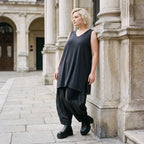 Slinkytop mit V-Ausschnitt aus fließendem Stretchmaterial mit seitlichen Saumschlitzen