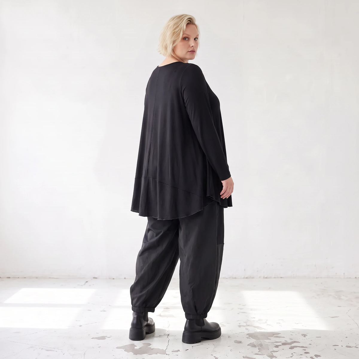 Langarmshirt in Glockenform aus Stretchjersey mit Rundhalsausschnitt und Nahttaschen