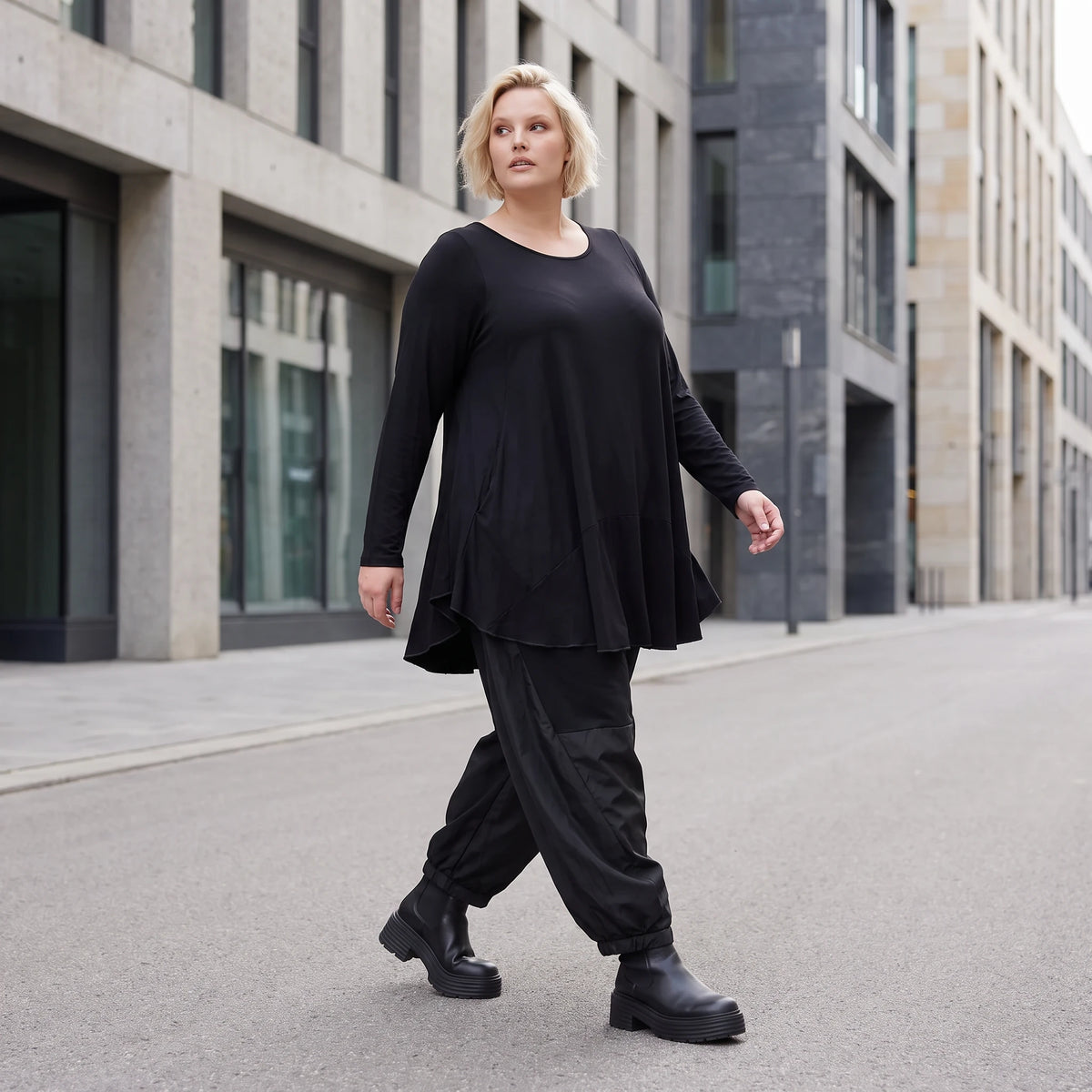 Langarmshirt in Glockenform aus Stretchjersey mit Rundhalsausschnitt und Nahttaschen