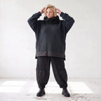 Strickpullover in Marine mit Rollkragen vorne kurz hinten lang und seitlichen Schlitzen