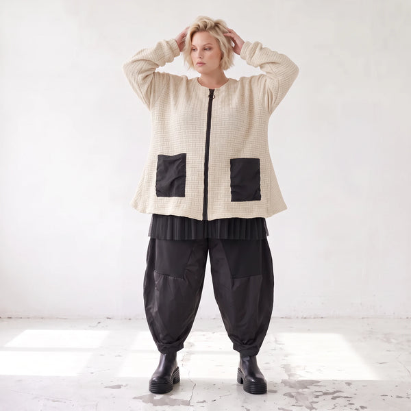 Cremefarbene Strickjacke in A-Form mit Reißverschluss Taschen und weichem Stretchstrick