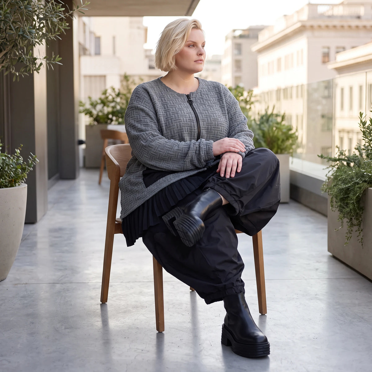 Strickjacke in A-Form mit Reißverschluss Rundhalsausschnitt Taschen Memorytaft leicht
