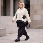 Cremefarbene Strickjacke in A-Linie mit Hemdkragen Knopfleiste Taschen Zipfelsaum