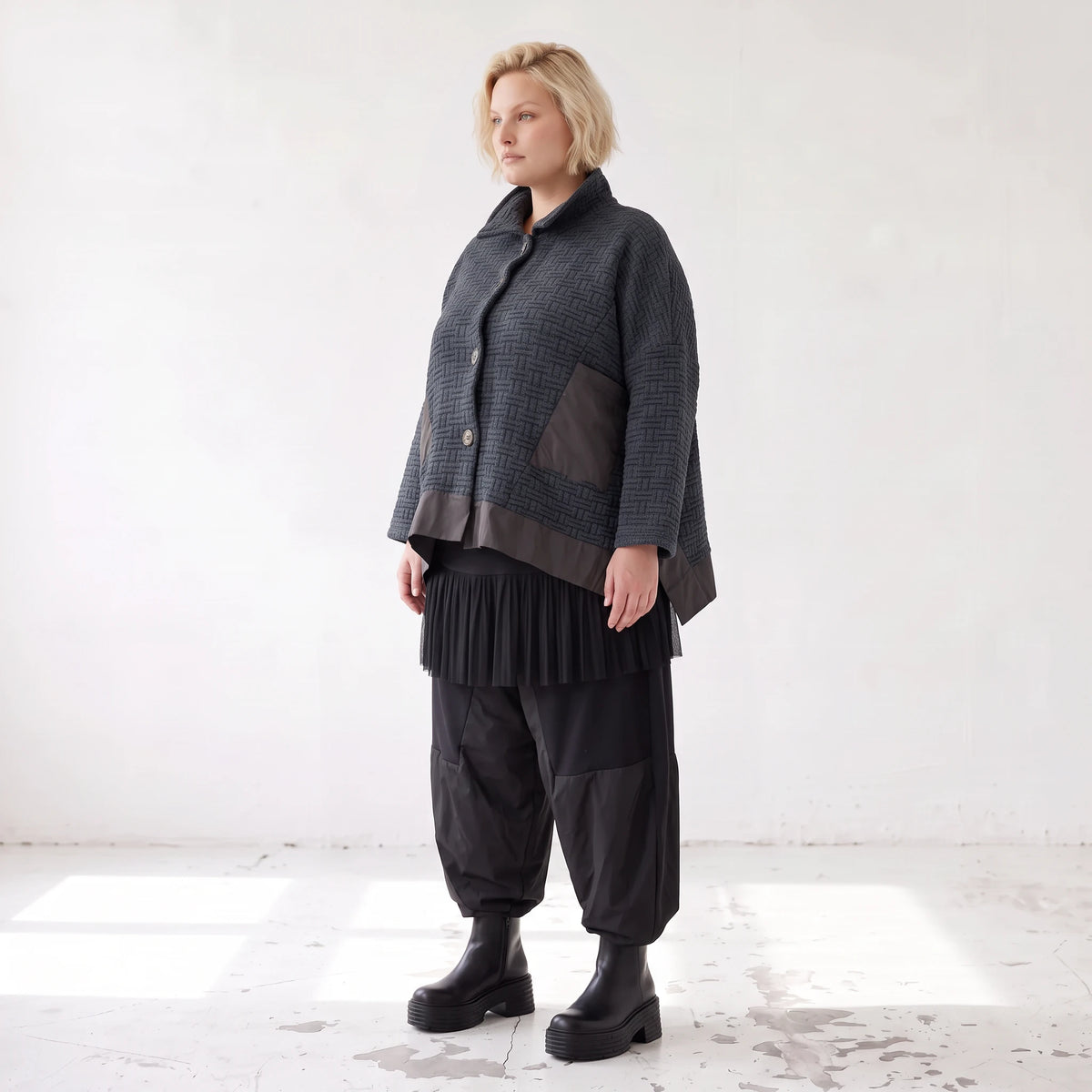 Marineblaue Strickjacke in A-Linie mit Hemdkragen Knopfleiste Taschen und Zipfelsaum