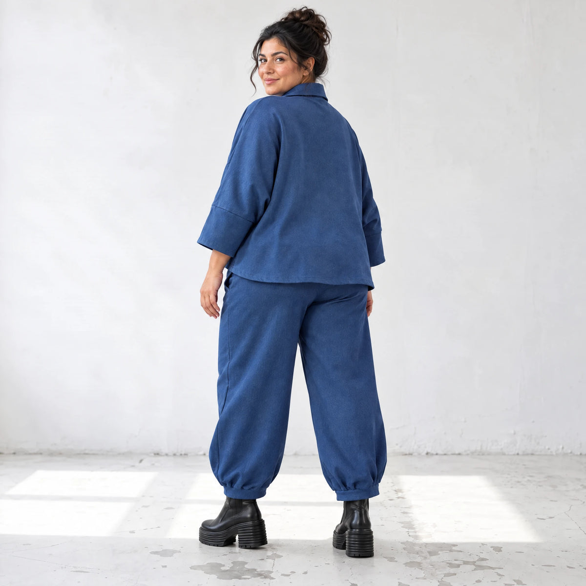 Ballonhose aus Stretchdenim mit Schlupfbund Seitentaschen und lässiger Ballonform
