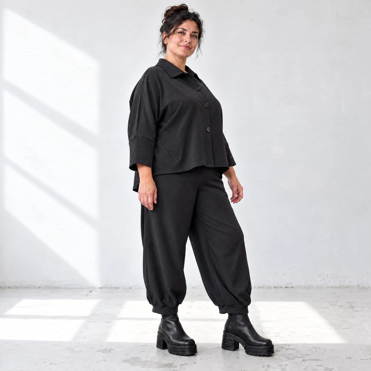 Schwarze Jeansjacke mit Stretch Hemdkragen Knopfleiste Seitentaschen und gerundetem Saum