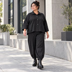 Schwarze Jeansjacke mit Stretch Hemdkragen Knopfleiste Seitentaschen und gerundetem Saum