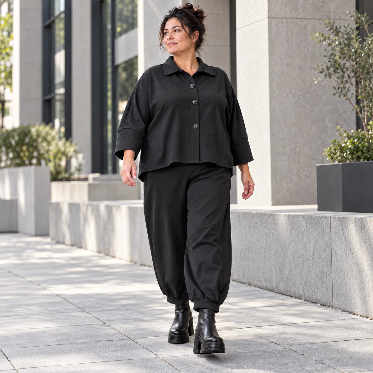 Schwarze Jeansjacke mit Stretch Hemdkragen Knopfleiste Seitentaschen und gerundetem Saum