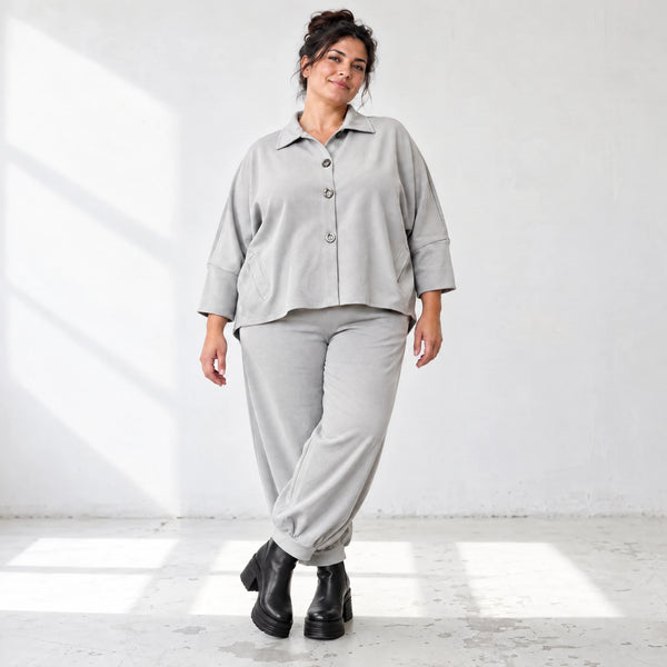 Graue Jeansjacke in weicher Stretchqualität mit Vokuhilaschnitt und bequemem Sitz