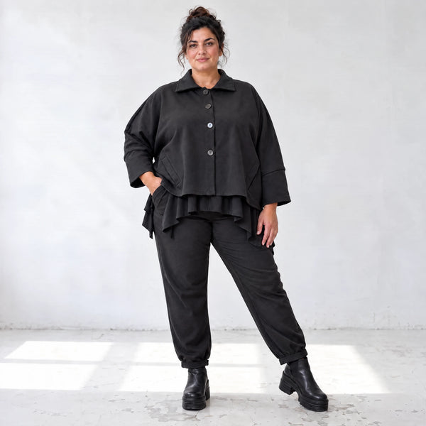 Schwarze Karottenhose aus Stretchdenim mit Elastikbund und Seitentaschen weich bequem