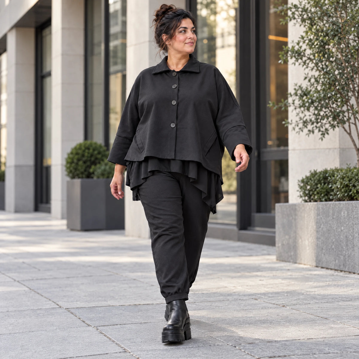 Schwarze Karottenhose aus Stretchdenim mit Elastikbund und Seitentaschen weich bequem