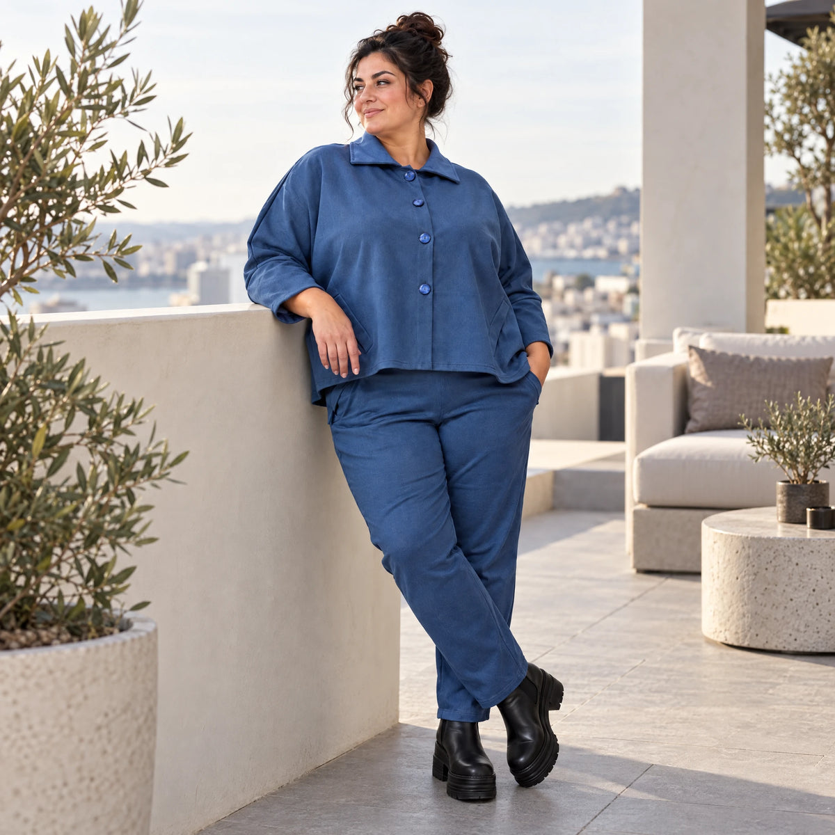 Karottenhose aus jeansblauem Stretchdenim mit Dehnbund in weicher Baumwollqualität