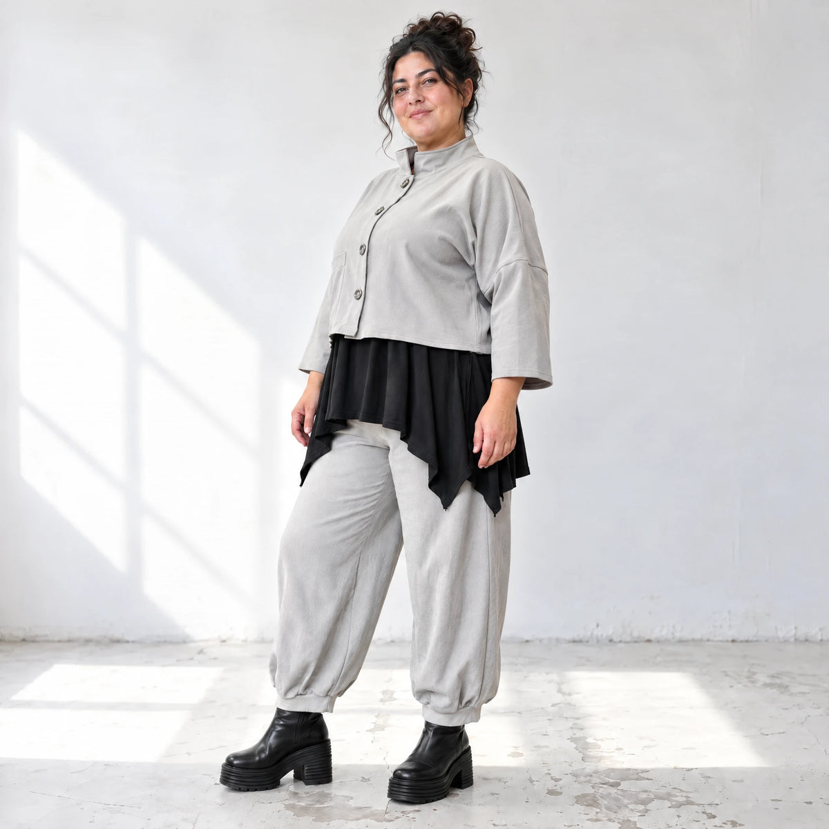 Graue Jeansjacke aus Stretchdenim mit Stehkragen Knopfverschluss und aufgesetzten Taschen