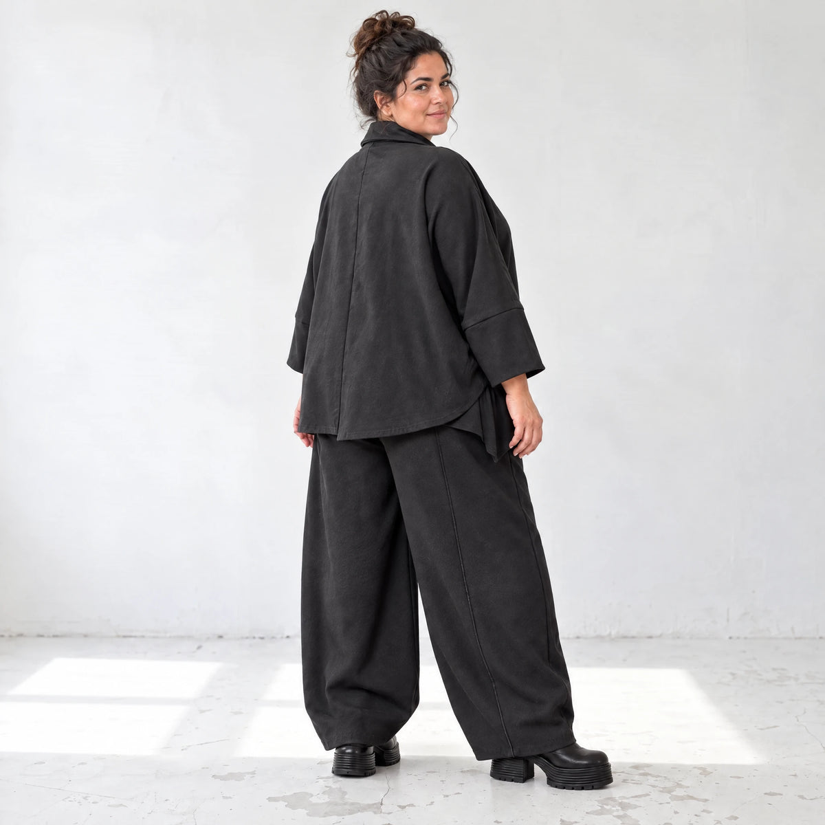 Schwarze Ballonhose aus feinem Jeansstoff mit Elastikbund und Overlocknaht Musterung