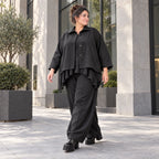 Schwarze Ballonhose aus feinem Jeansstoff mit Elastikbund und Overlocknaht Musterung