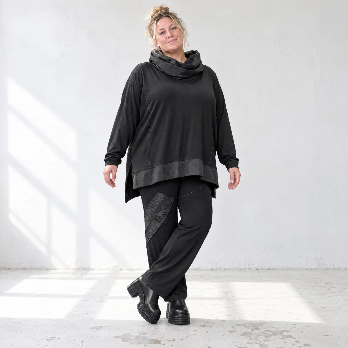 Winterhose aus Stretchjersey mit geradem Bein elastischem Bund und Overlocknahtdetail