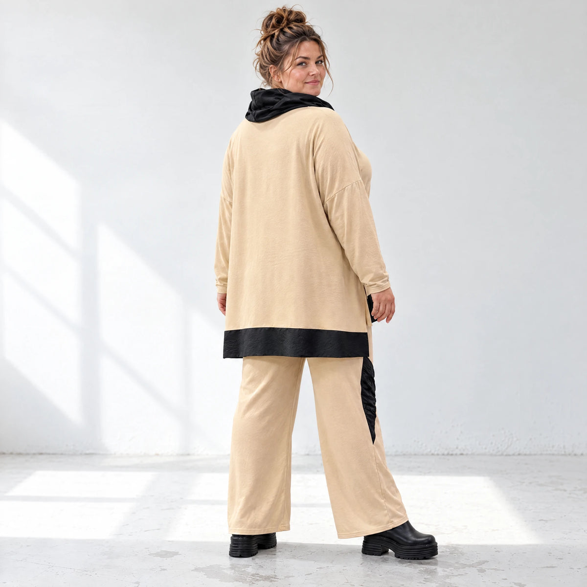Rollkragenshirt aus Viskosejersey mit Taftdetail asymmetrisch vorne kurz hinten lang