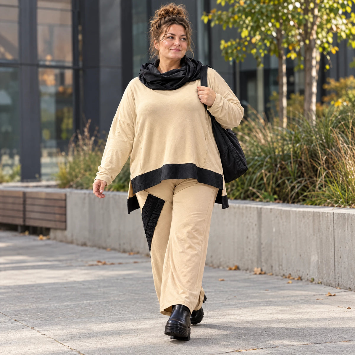 Rollkragenshirt aus Viskosejersey mit Taftdetail asymmetrisch vorne kurz hinten lang
