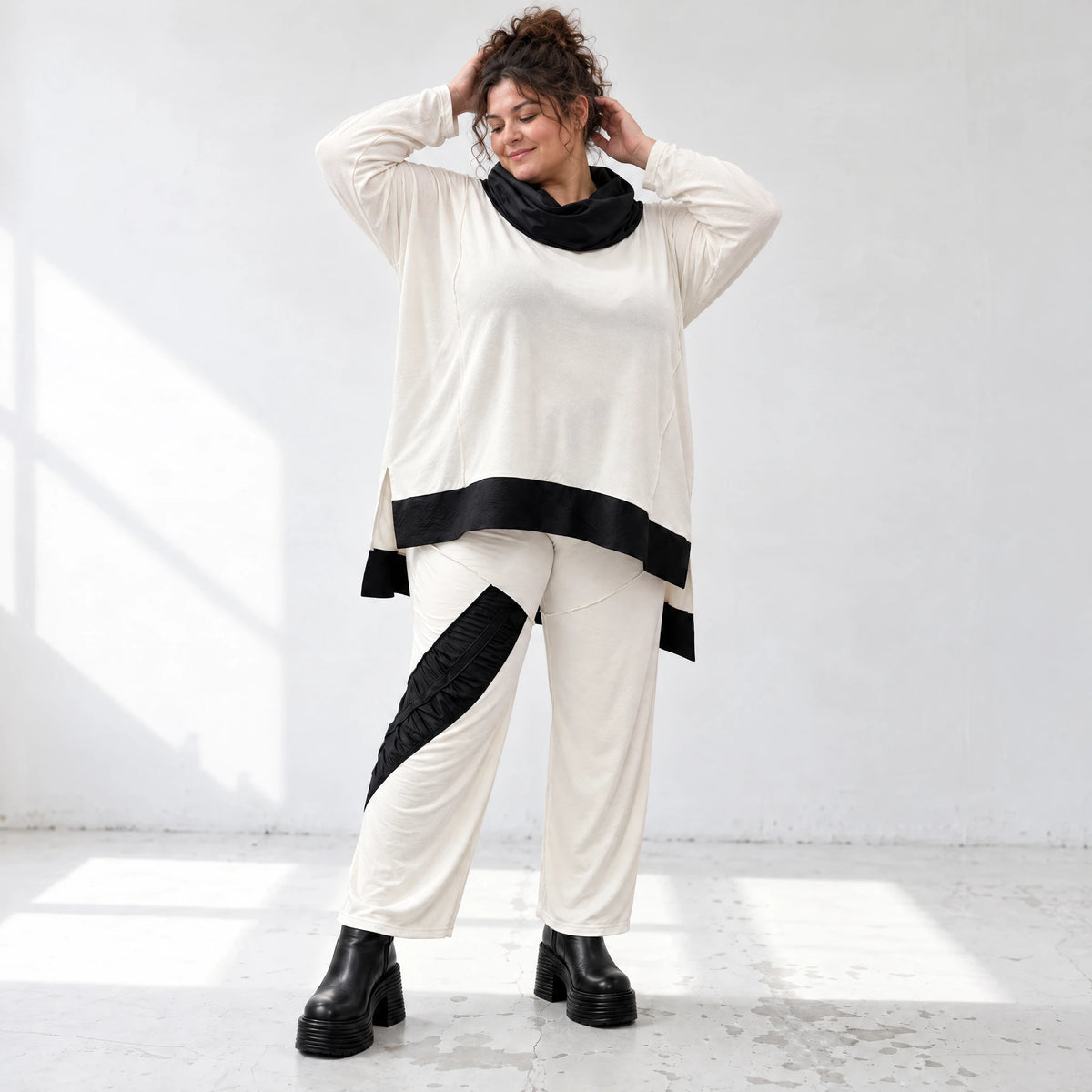 Rollkragenshirt aus fließendem Jersey mit Stretch Vokuhilaform mit seitlichen Schlitzen