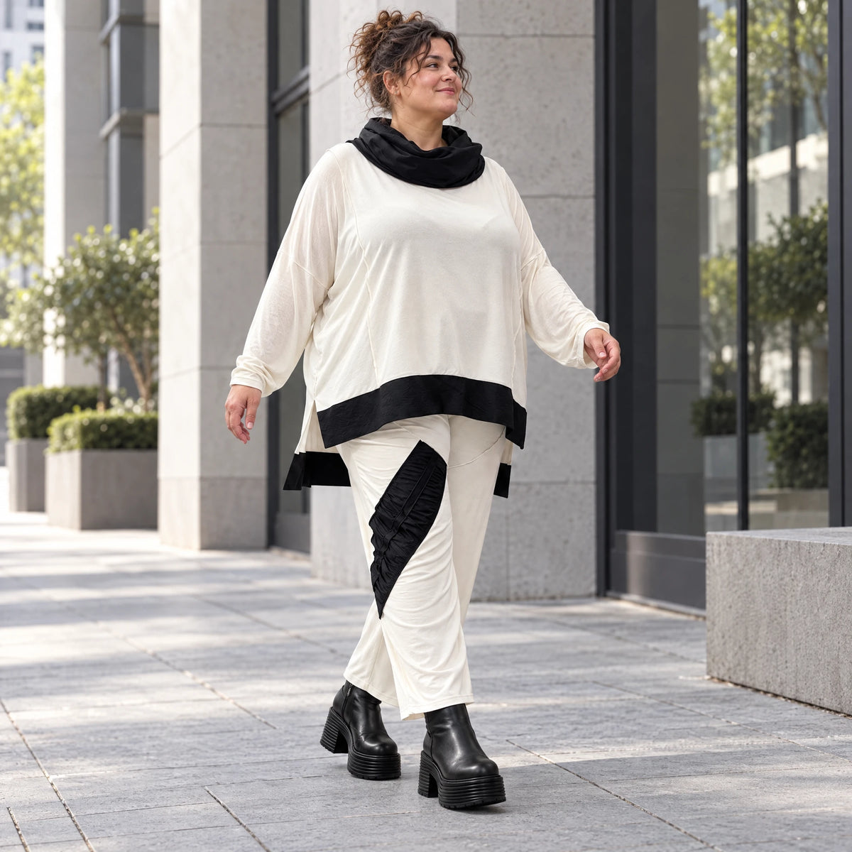 Rollkragenshirt aus fließendem Jersey mit Stretch Vokuhilaform mit seitlichen Schlitzen