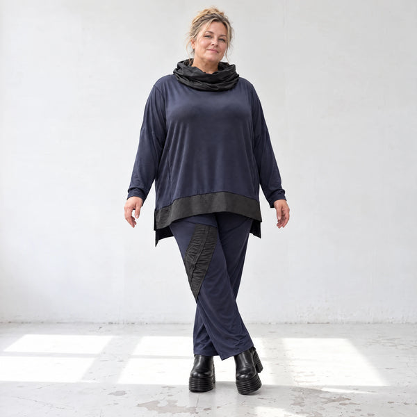 Rollkragenshirt aus Viskosejersey mit Elasthan und Seitenschlitzen hinten länger